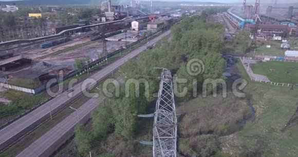 空中观景高压塔和工业厂房工业工厂的空气污染4K视频的预览图