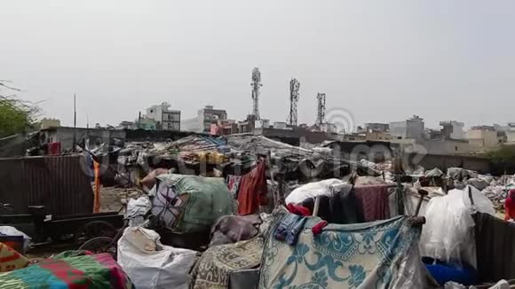 印度的贫民窟人们生活的环境非常肮脏视频的预览图