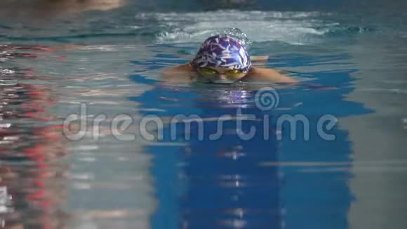 动作女运动员以蝴蝶的方式游泳女游泳运动员参加游泳比赛她是视频的预览图