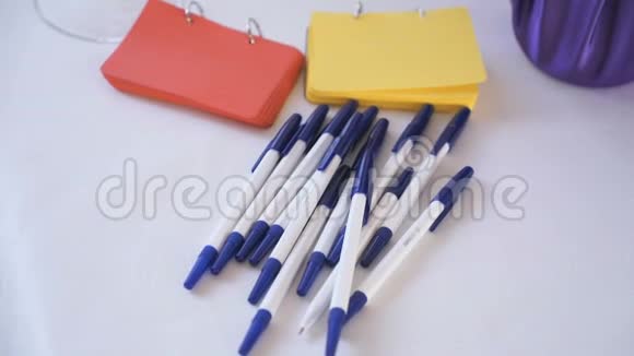 钢笔笔记纸在桌子上特写视频的预览图