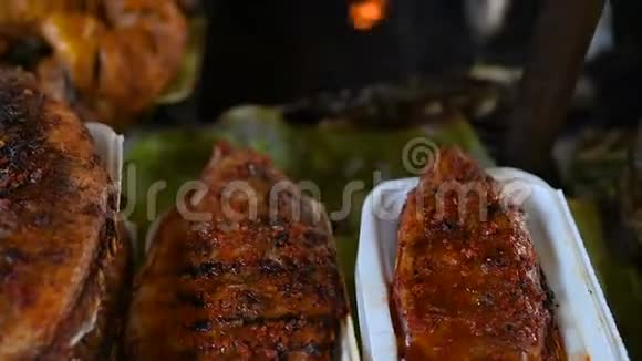 在班隆镇的当地食品市场上烤鱼视频的预览图