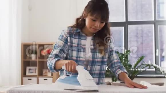 亚洲妇女在家熨烫床单视频的预览图