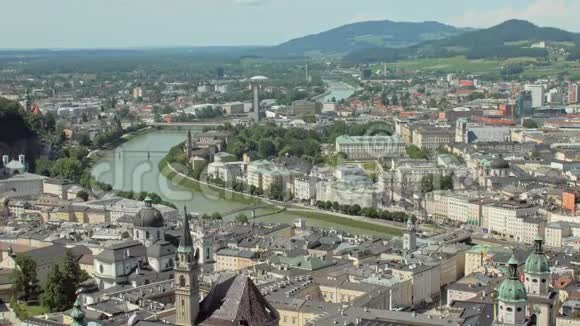 阳光明媚的夏日蜿蜒的萨尔扎克河和美丽的城市景观萨尔茨堡视频的预览图