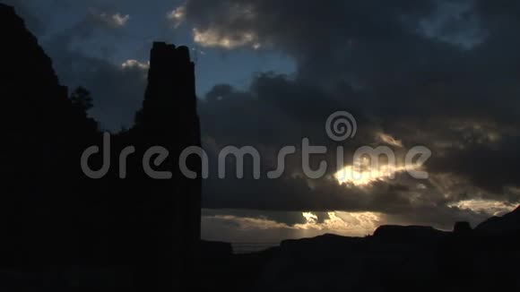 城堡墙上的乌云和夕阳视频的预览图
