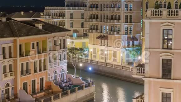 运河鸟瞰威尼斯般的QanatQuartier珍珠区多哈夜间卡塔尔视频的预览图