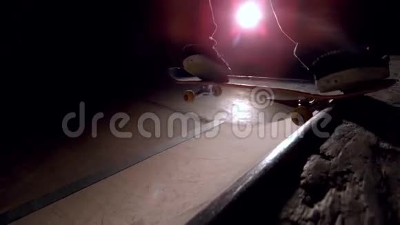 滑板车在坡道上降落视频的预览图