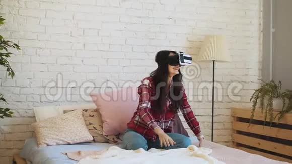 戴着虚拟现实眼镜的年轻女人视频的预览图