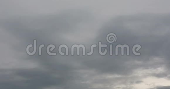 时移时移的雨云在戏剧性的天空之上视频的预览图