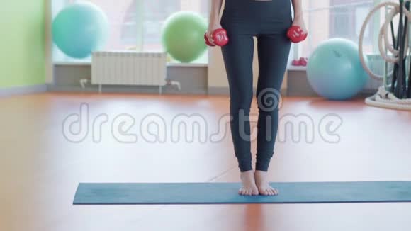 坚定的女人减肥和哑铃锻炼视频的预览图
