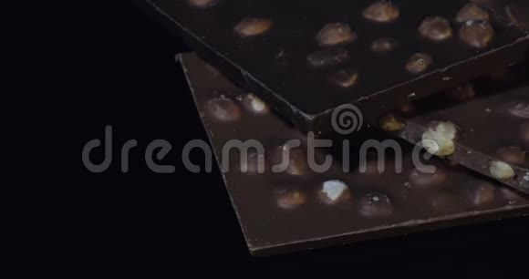 黑巧克力块与坚果细节慢特写大锅巧克力棒的透视图视频的预览图