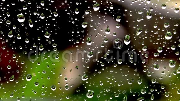 房子背景玻璃上的雨点视频的预览图