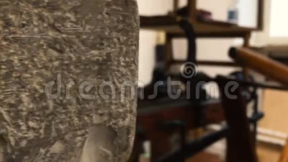 雕刻石见于雕刻车间古代印刷技术视频的预览图