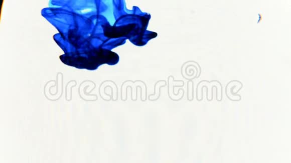 蓝色墨水进入水中形成动画纹理画面理想的运动图形和合成视频的预览图