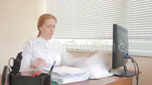 有魅力的商业女性在办公室里用电脑和文件工作时间间隔视频的预览图