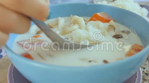 4K配蔬菜椰奶汤视频的预览图