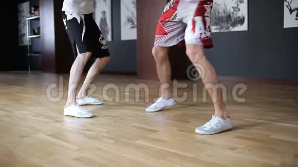 拳击手的腿在训练大厅的地板上跳跃视频的预览图