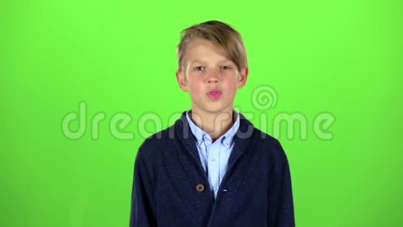 男孩在做鬼脸绿色屏幕慢动作视频的预览图