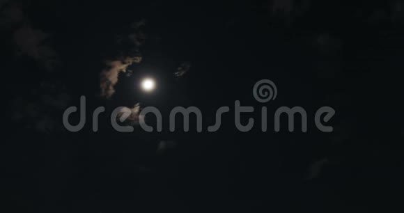 时光流逝夜空中有月光和移动的云视频的预览图