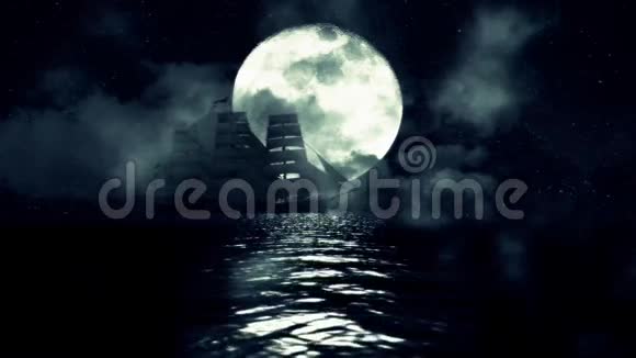 满月之夜的帆船在波浪和雾之间缓慢行驶视频的预览图