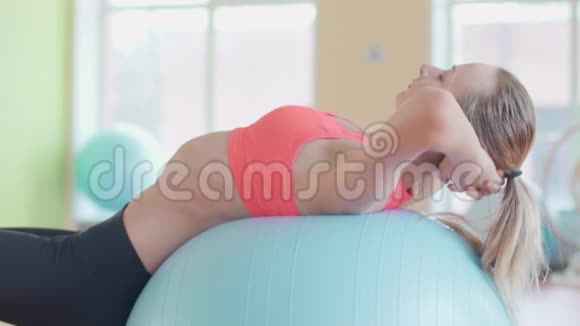 运动女孩做腹肌运动用健身视频的预览图