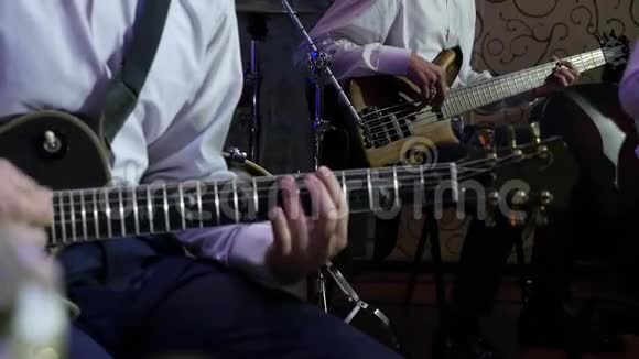 爵士乐队中的电吉他演奏者视频的预览图