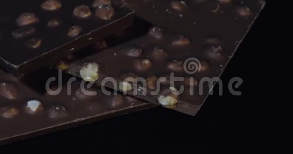 黑巧克力块与坚果细节慢特写大锅巧克力棒的透视图视频的预览图