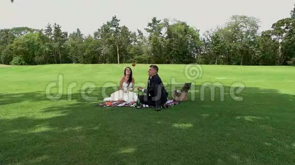 野餐的婚礼情侣视频的预览图