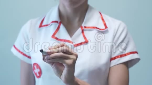 TOTACHE女医生在透明屏幕上书写视频的预览图