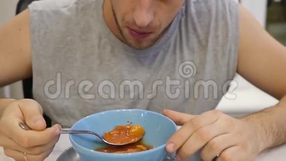 吃汤匙的人视频的预览图