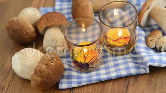 桌布上的竹篙蘑菇和燃烧的蜡烛视频的预览图
