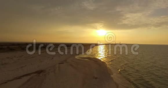 夏季日落时分德扎里哈奇岛沙质海岸的空中拍摄视频的预览图
