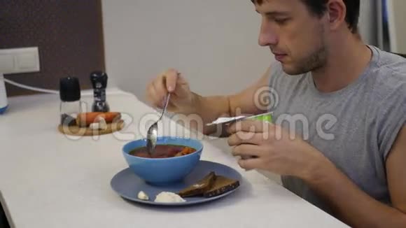 吃汤匙的人视频的预览图