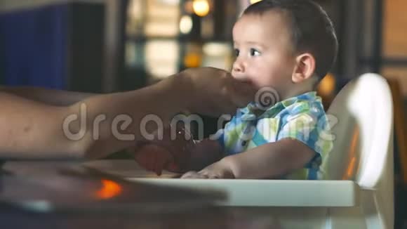 妈妈用嘴和手擦着可爱的宝宝一个迷人的孩子笑着拍手4k视频的预览图