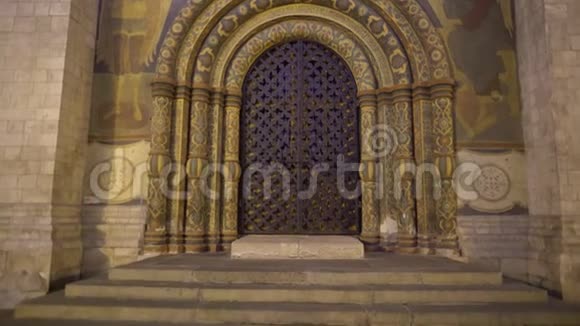 大门莫斯科克里姆林宫休眠大教堂的前门视频的预览图