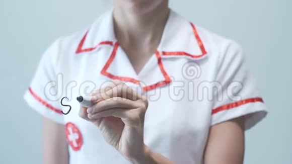 保护你的健康女性医生在透明屏幕上书写视频的预览图