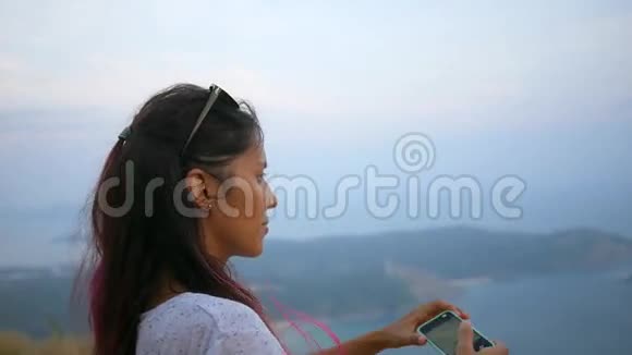 年轻的白人少女在手机上拍照泰国普吉岛高清慢速运动视频的预览图