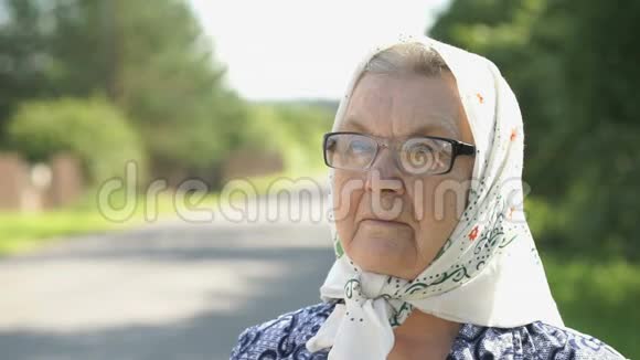 戴眼镜的严肃成熟的老妇人特写视频的预览图