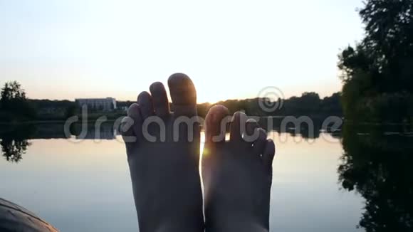 脚的黑色轮廓通过手指射线在空中移动视频的预览图