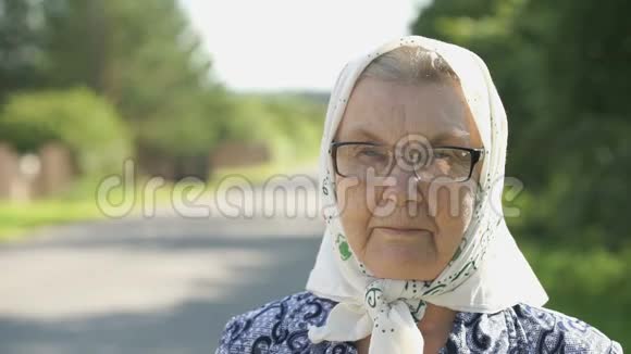 戴眼镜的严肃成熟的老年妇女特写视频的预览图