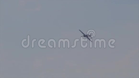 日落时分在山上降落飞机视频的预览图