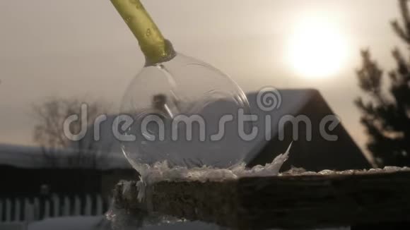 霜肥皂泡冰冻的雪球雪花冰纹结霜在肥皂球上冬季日落背景视频的预览图