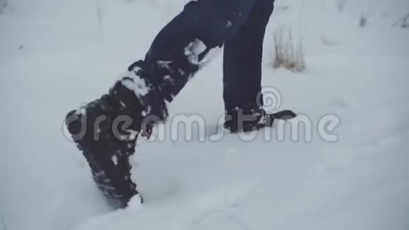 一个男人和一个女人在田野上走过深雪在雪堆上穿梭稳定射击视频的预览图