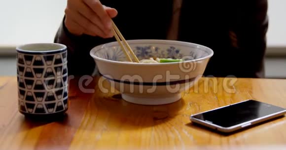 女人在4K餐厅吃面条视频的预览图