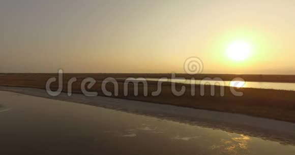 在美丽的夕阳下黑海海岸有一片褐色湿地视频的预览图