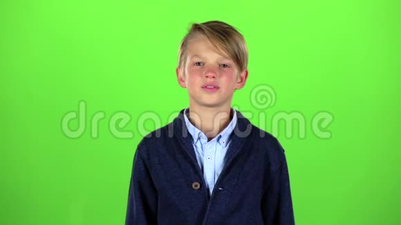 孩子在做鬼脸绿色屏幕慢动作视频的预览图