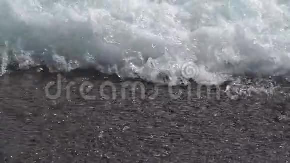海滩和大海阳光下有波浪慢动作视频的预览图
