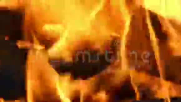 为烧烤烹饪制作的迷人橙色火焰视频的预览图