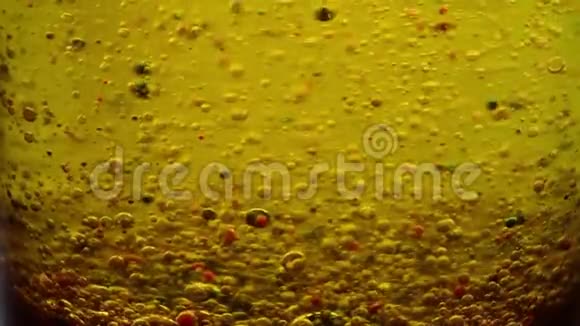 油海绵在水上的运动多姿多彩视频的预览图