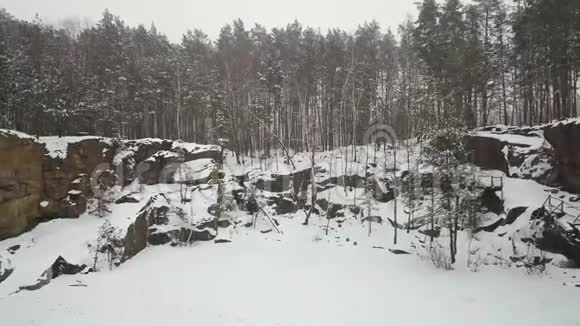 冬季降雪期间Korostyshevsky花岗岩采石场鸟瞰图兹托米尔地区乌克兰视频的预览图