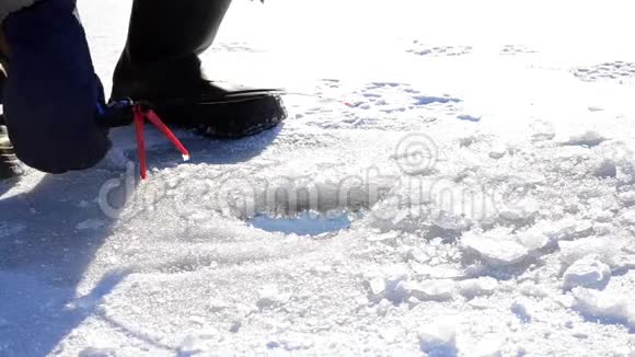 冬季垂钓特写视频的预览图